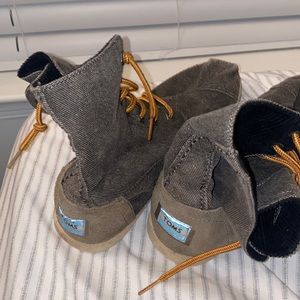 Men’s toms sneakers size 9.5 grey with yellow/red laces